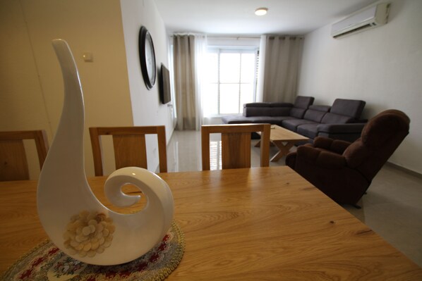 Family Apartment, 3 Bedrooms | In-room dining