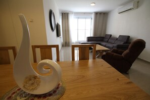 Apartamento familiar, 3 habitaciones | Servicio de comidas en la habitación