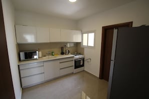 Apartament familiar, 3 dormitoris | Cuina privada | Frigorífic, microones, forn i placa de cuina