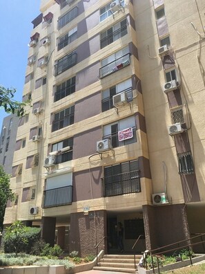 Front of property - Arendalzrail Apartment - Hertsel St. 4 (Bat Yam)
