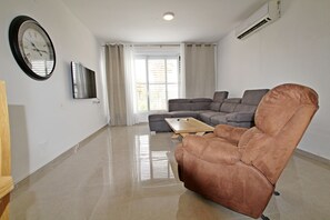 Apartament familiar, 3 dormitoris | Sala d'estar | Televisor de pantalla plana