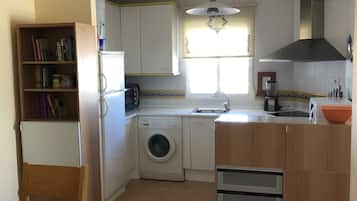 Een koelkast, een magnetron, een oven, een kookplaat