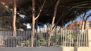 A gated residential area with trees and a white fence. - Attic Lo Pagan in Mar Menor (San Pedro del Pinatar)