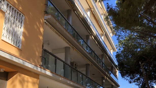 A multi-story building with balconies, staircases, and potted plants. - Attic Lo Pagan in Mar Menor (San Pedro del Pinatar)