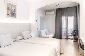Chambre triple, balcon | Lit de bébé (supplément), accès au Wi-Fi (inclus), literie fournie