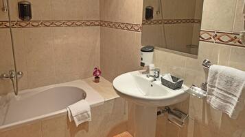 Bathtub, free toiletries, towels