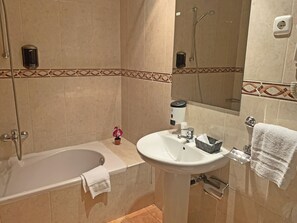 Bathtub, free toiletries, towels - Hotel Antic (La Cortinada)