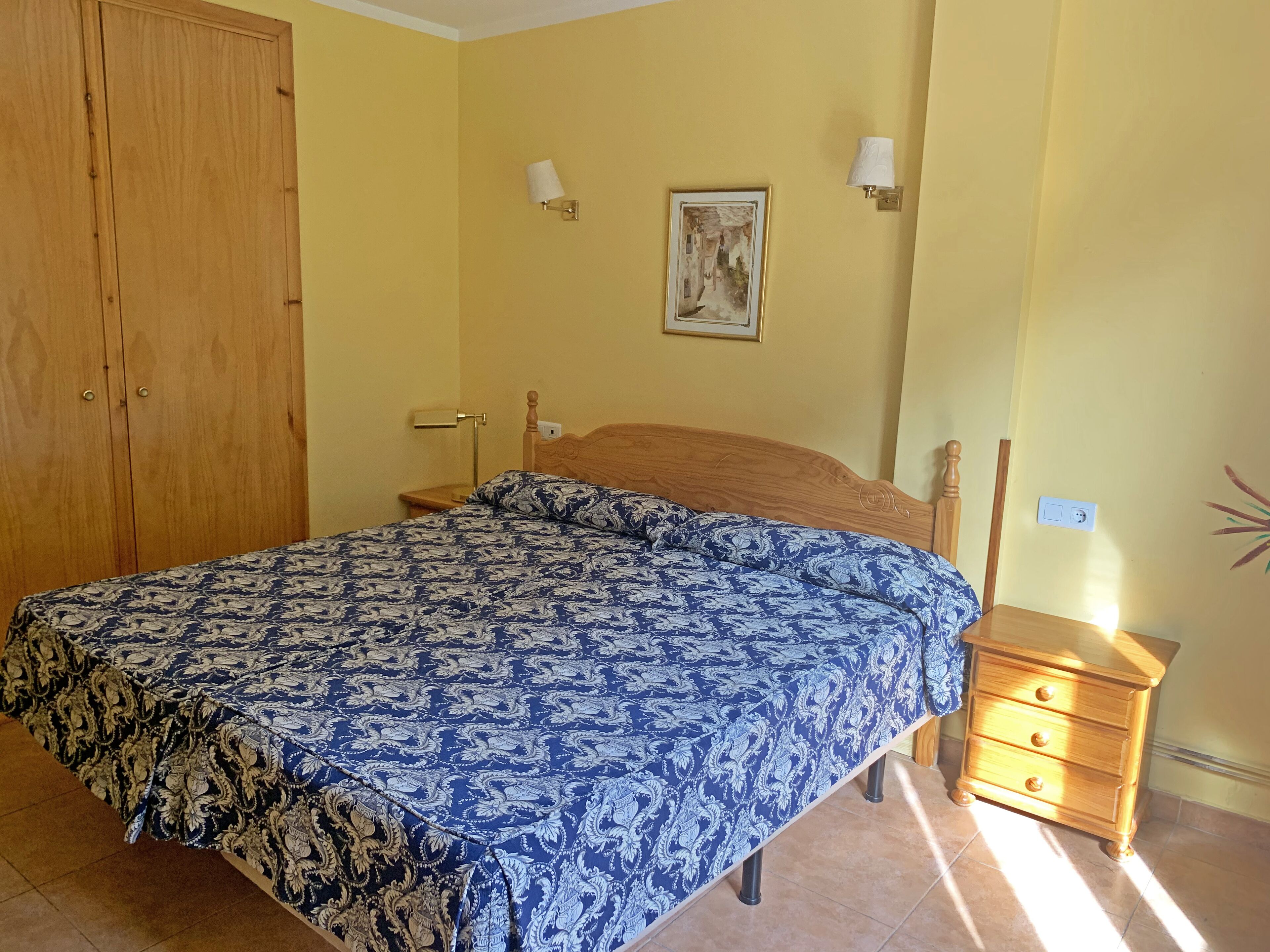 Habitación doble | Escritorio, cunas (de pago), wifi gratis y ropa de cama