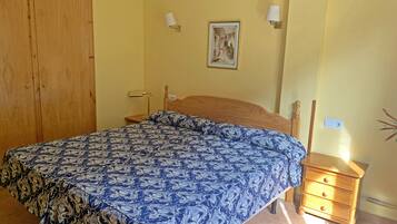Habitación doble | Escritorio, cunas (de pago), wifi gratis y ropa de cama