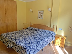 Double Room | Desk, cribs/infant beds, free WiFi, bed sheets
