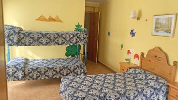 Escritorio, cunas, wifi gratis y ropa de cama