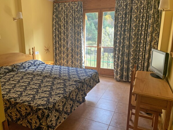 Double Room | Desk, cribs/infant beds, free WiFi, bed sheets