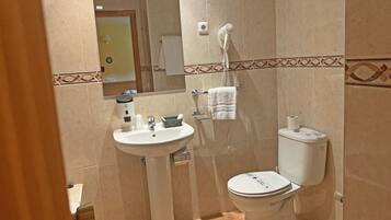 Bathtub, free toiletries, towels