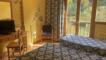 Escritorio, cunas, wifi gratis y ropa de cama