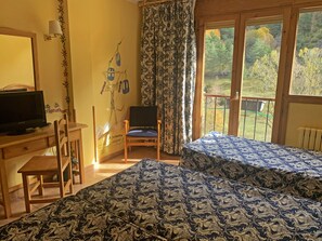 Desk, cribs/infant beds, free WiFi, bed sheets - Hotel Antic (La Cortinada)