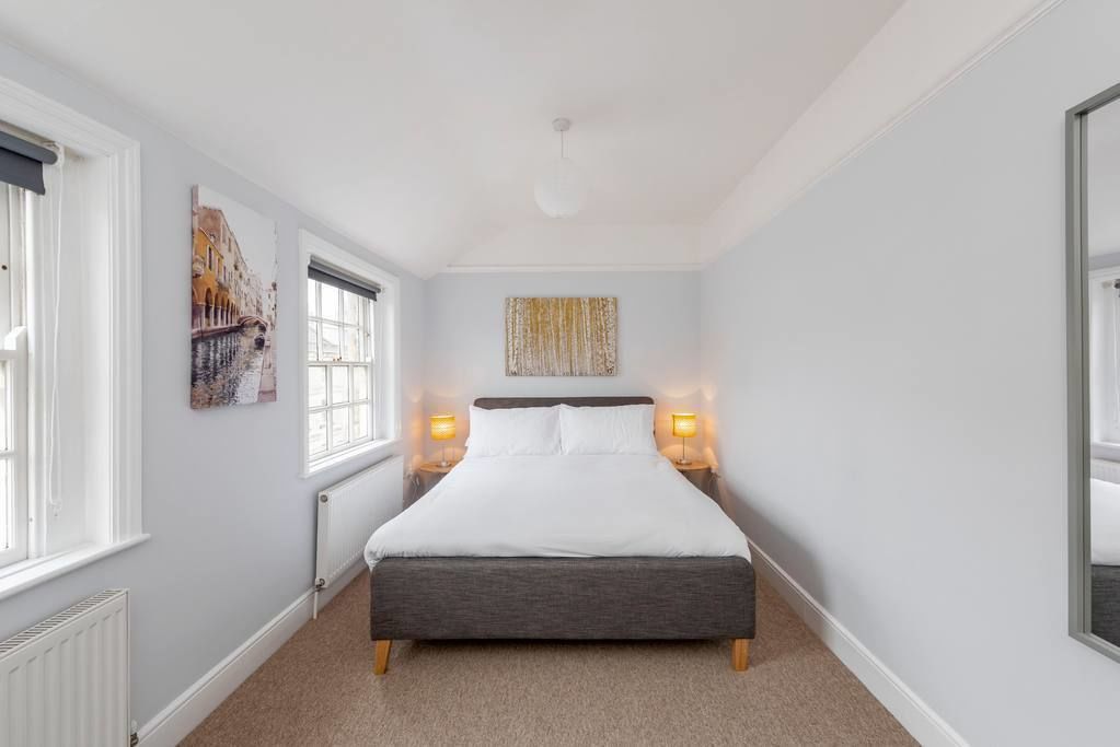 أغطية فراش متميزة وتجهيزات عازلة للصوت ومكواة/لوح كي وواي فاي مجانًا