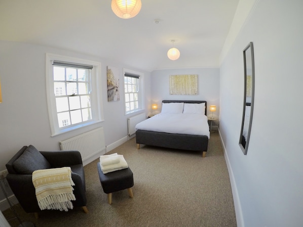 Premium bedding, soundproofing, iron/ironing board, free WiFi