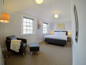 One Bedroom Apartment with City View | Premium bedding, soundproofing, iron/ironing board, free WiFi - The King's Meadery (Bath)