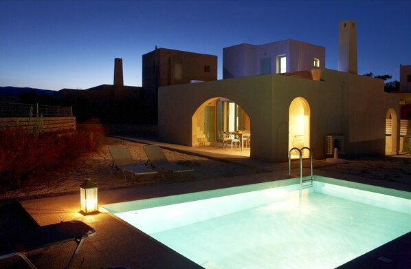 Villa Phaedra | 室外游泳池 | 3 室外游泳池,池畔遮阳伞,日光浴躺椅