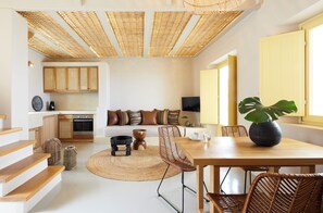 Un interior modern amb cuina, zona de menjador i espai de saló.
