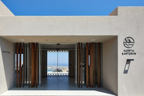 Una zona de recepción con vista despejada al mar y un cartel que indica 'NORTH SANTORINI'.