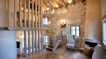 King Suite with Panoramic Sea View | Vardagsrum | 21-tums platt-tv med satellitkanaler, tv och eldstad