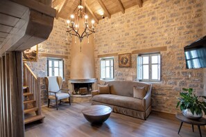 King Suite with Panoramic Sea View | Wohnbereich | 21-Zoll-Flachbildfernseher mit Satellitenempfang, Fernseher, Kamin
