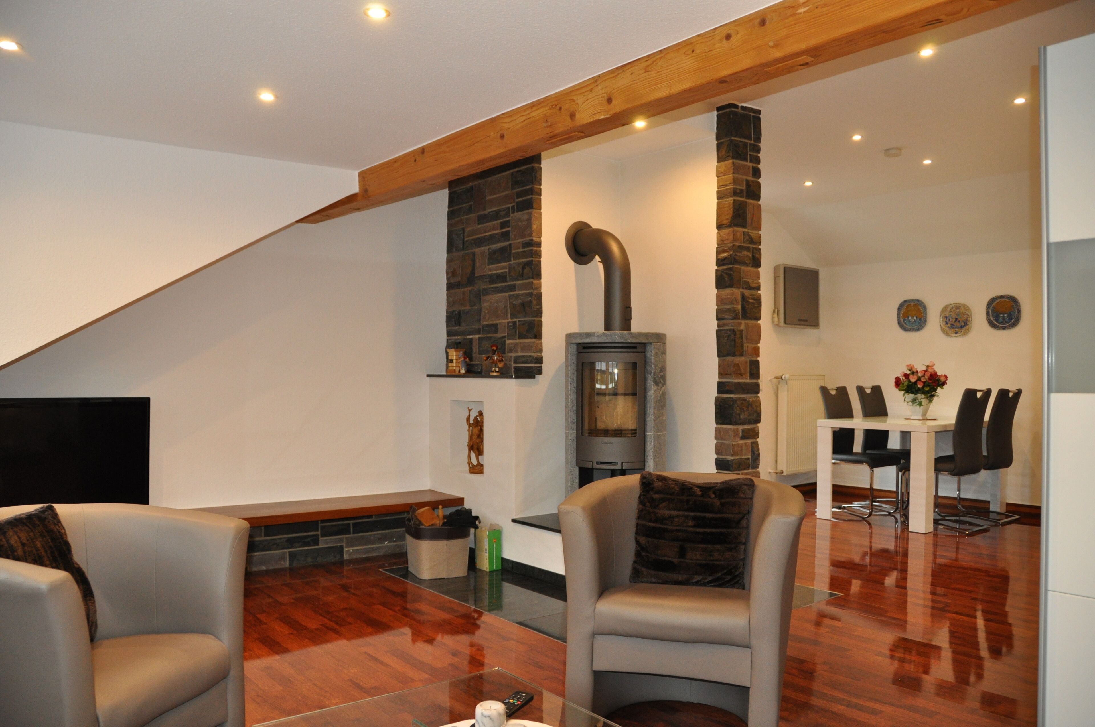 Comfort driepersoonskamer | Een kluis op de kamer, een strijkplank/strijkijzer, reisbedje