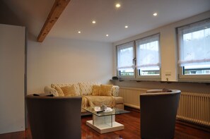 Tremannsrom – comfort | Oppholdsområde | En 18-tommers Flatskjerm-TV med kabel-kanaler