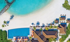 Bar en bord de piscine