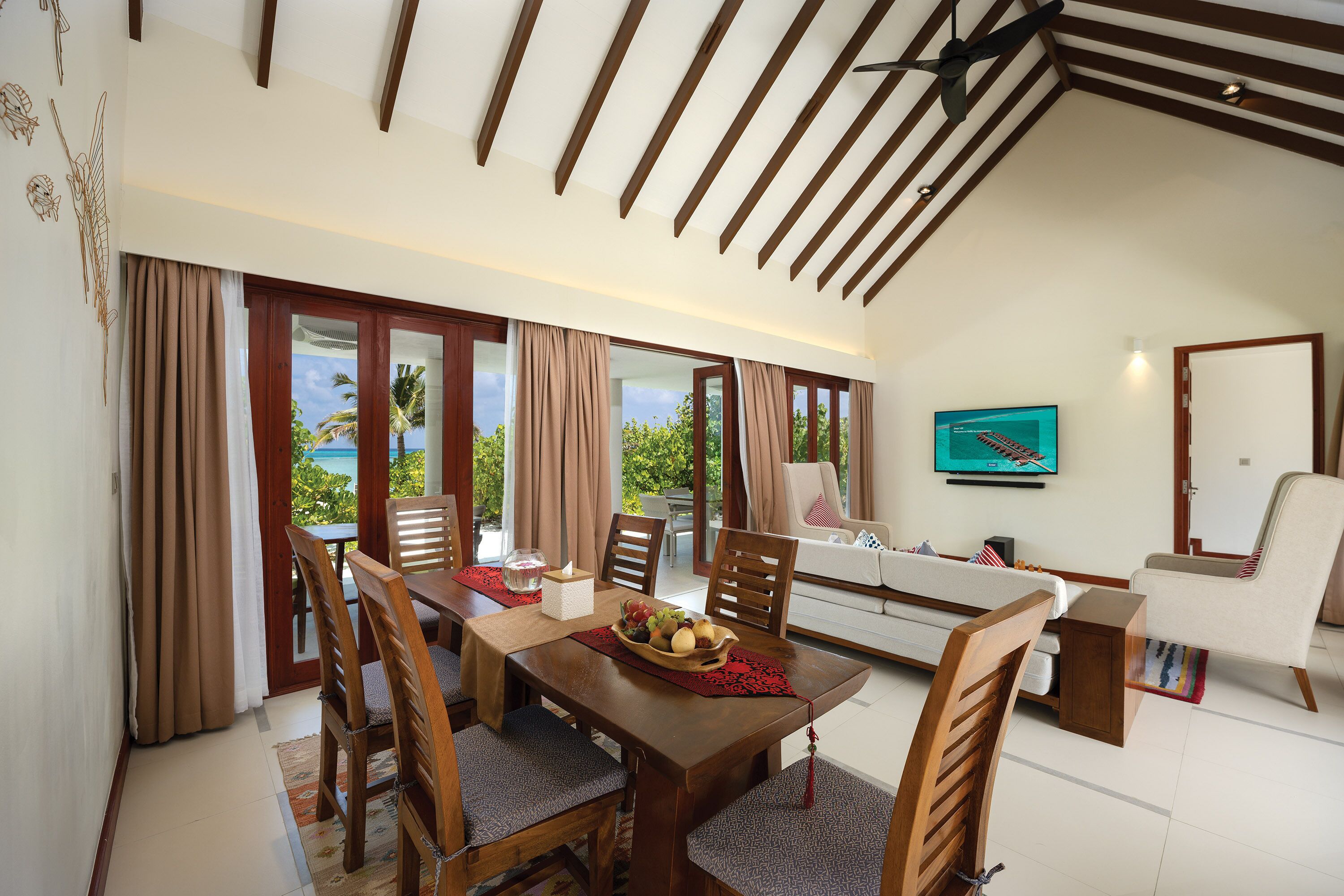 Comedor con mesa de madera, sillas y vistas al exterior.