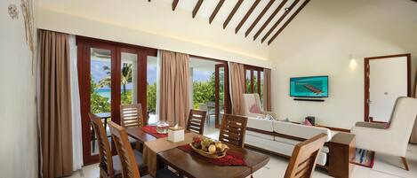 Comedor con mesa de madera, sillas y vistas al exterior.