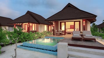 Un resort con piscina, mobiliario exterior y varias habitaciones para huéspedes.