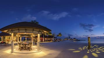 4 restaurants; breakfast, lunch, and dinner served