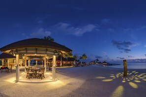 4 restaurantes, com serviço de café da manhã e almoço; frutos do mar