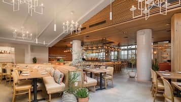 3 restaurantes; se sirven desayunos, comidas, cenas y brunch