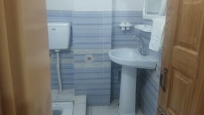 經典雙床房 | 浴室 | 拖鞋、毛巾