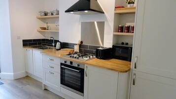 Rumah, Beberapa Tempat Tidur | Dapur pribadi | Lemari es besar, microwave, oven, dan kompor