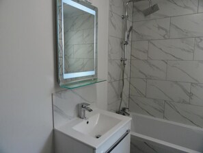 Maison, Plusieurs lits | Salle de bain | Baignoire et douche séparées, articles de toilette (gratuits)
