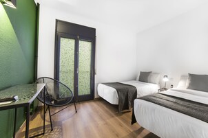 Decoración personalizada, escritorio y espacio para trabajar con laptop 