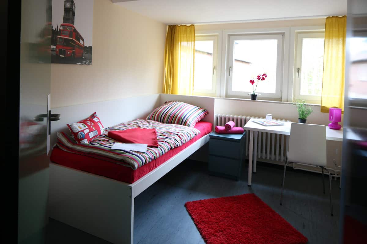 Habitación individual, baño compartido | Escritorio, tabla de planchar con plancha, wifi gratis y ropa de cama
