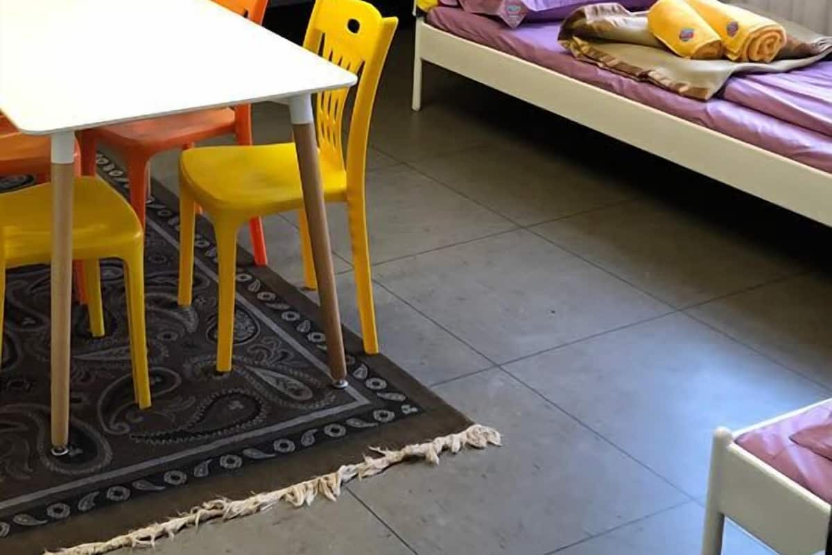 Escritorio, tabla de planchar con plancha, wifi gratis y ropa de cama