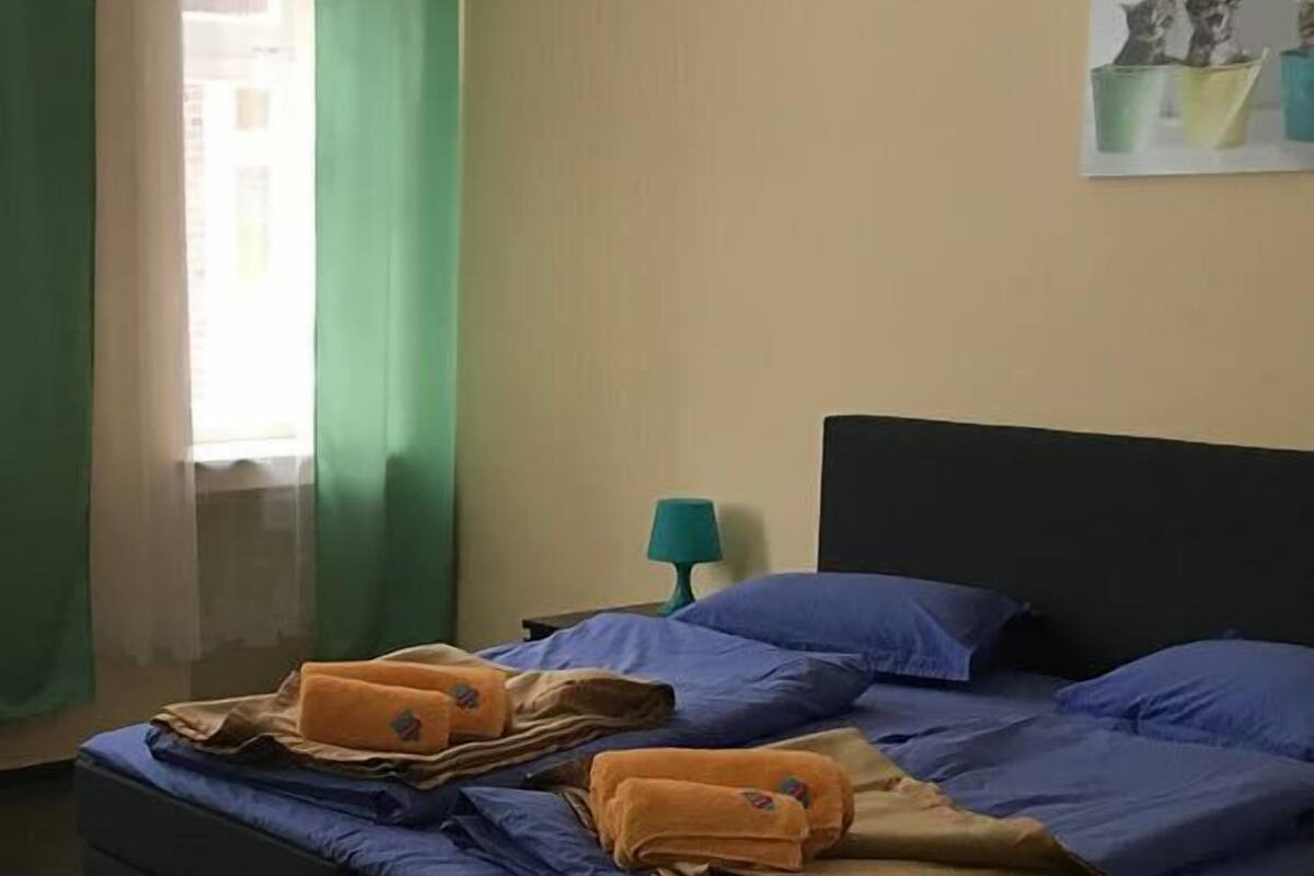 Escritorio, tabla de planchar con plancha, wifi gratis y ropa de cama