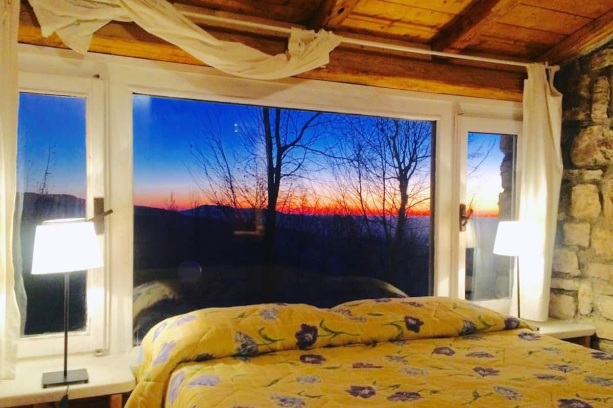 Ropa de cama de alta calidad, cubrecamas y minibar