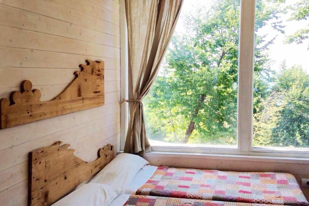 Ropa de cama de alta calidad, cubrecamas y minibar