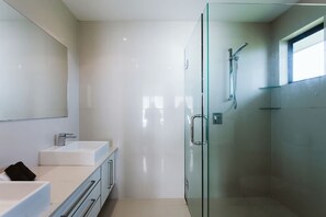 Shower, free toiletries, towels - Beachfront Apartment with Ocean Views (New Plymouth)
