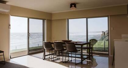 ABC on Wanaka Bay - beachfront home w. ocean views