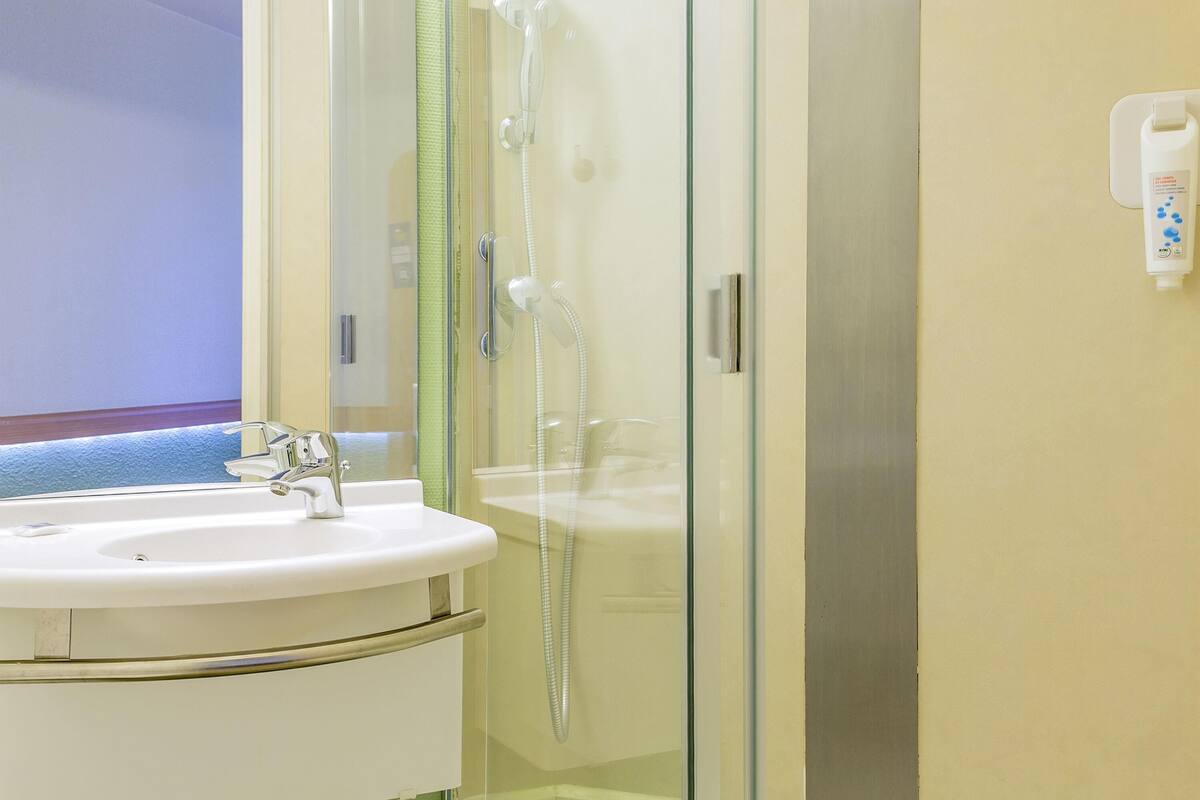 twin room, 2 single beds | desk, blackout curtains, free cots/infant beds, free wifi