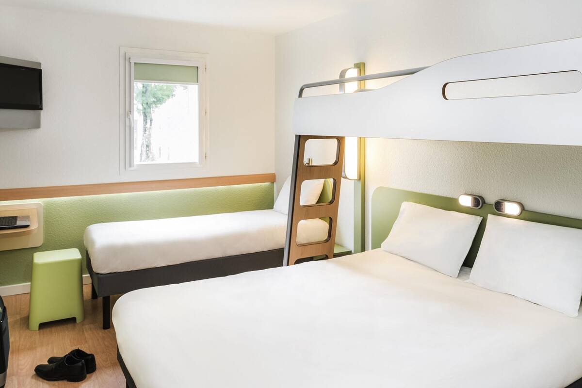 family room | desk, blackout curtains, free cots/infant beds, free wifi