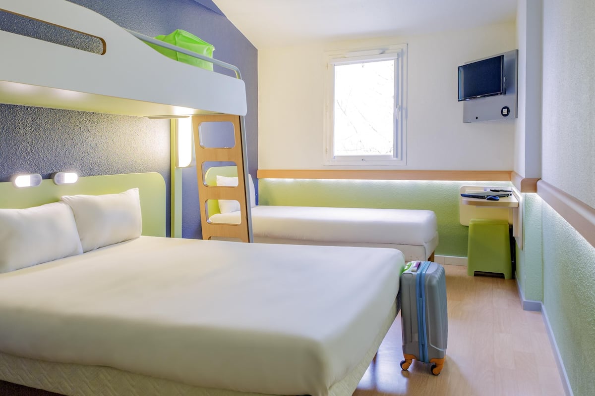 Dreibettzimmer, Mehrere Betten | Schreibtisch, Verdunkelungsvorhänge, kostenlose Babybetten